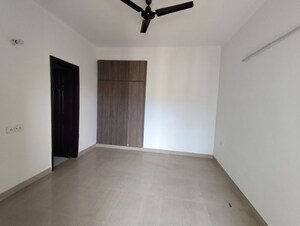 Room in 3.5 BHK Apartment at Paramount Floraville, Sector 137 – for Rent