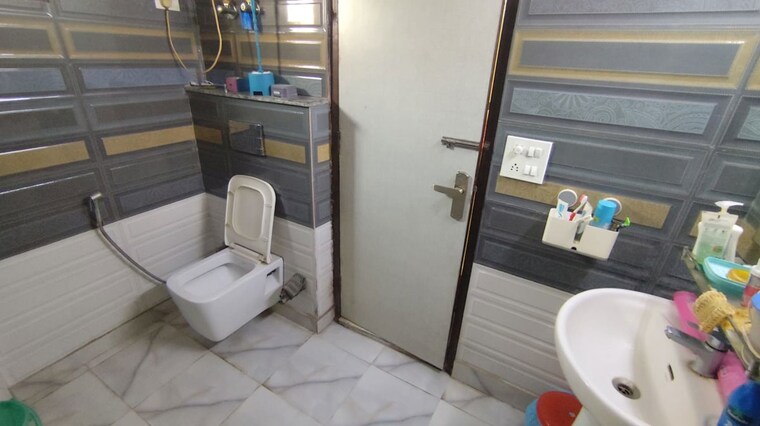 Bathroom, green fields colony 3 Bedroom 400 Sq.Ft. Builder Floor In Green Fields Colony Faridabad 10667874