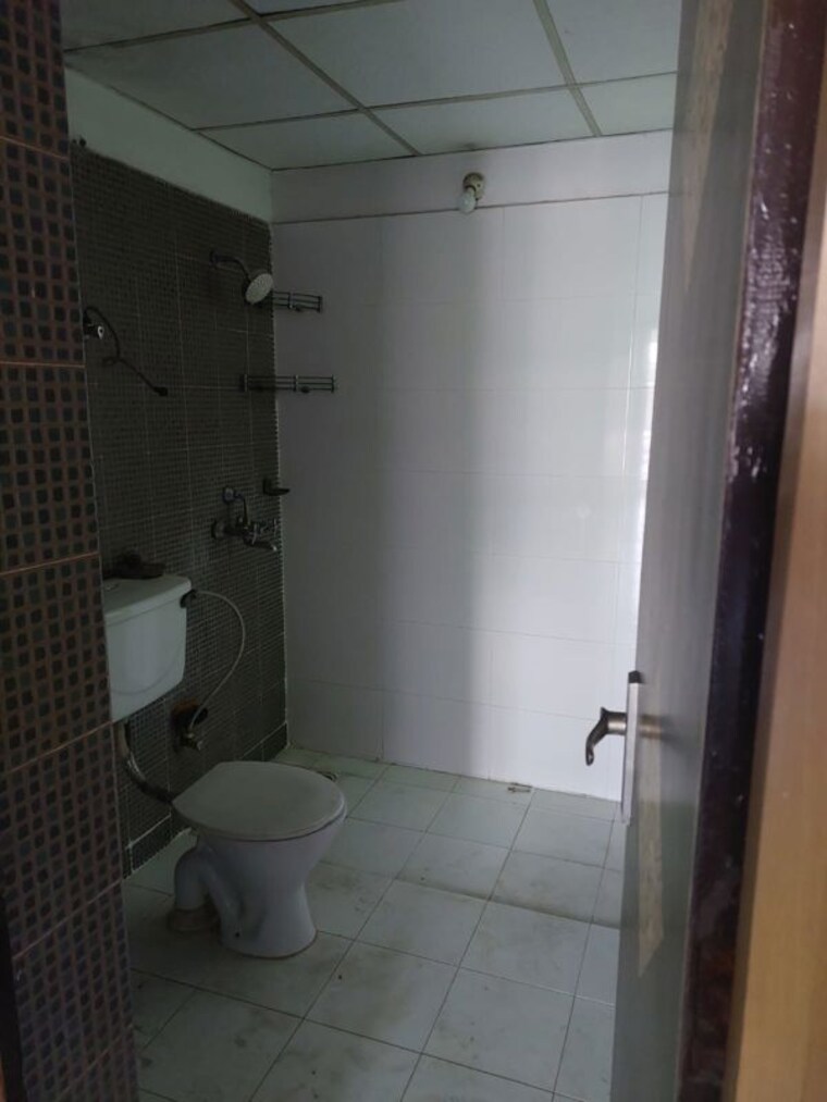 Bathroom, panchsheel-wellington 2.5 Bedroom 1450 Sq.Ft. Apartment In Dundahera Ghaziabad 10667877