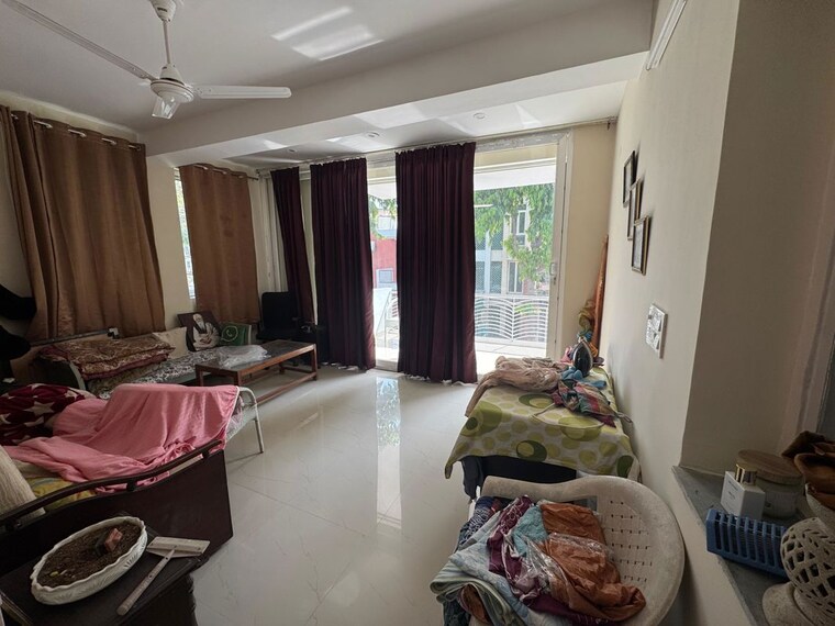 Living Room, sector 3 6 Bedroom 220 Sq.Yd. Builder Floor In Sector 3 Faridabad 10667878