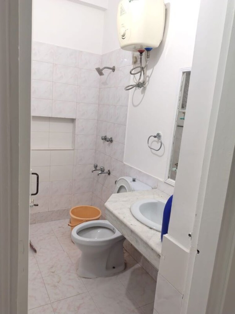 Bathroom, south city 2 2 Bedroom 1000 Sq.Ft. Builder Floor In South City 2 Gurgaon 10667905