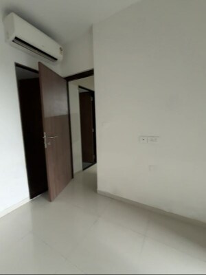 Room in 2 BHK Apartment at Lodha Amara, Kolshet Road – for Rent