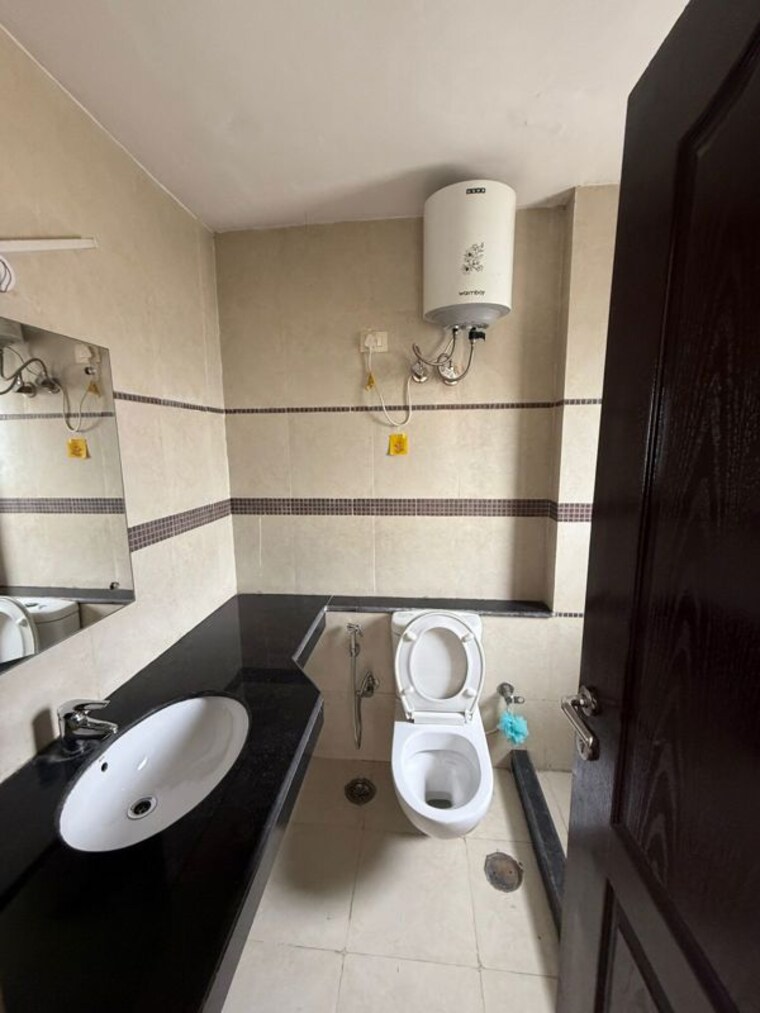 Bathroom, unitech-uniworld-gardens-2 3 Bedroom 1355 Sq.Ft. Apartment In Sector 47 Gurgaon 10668131