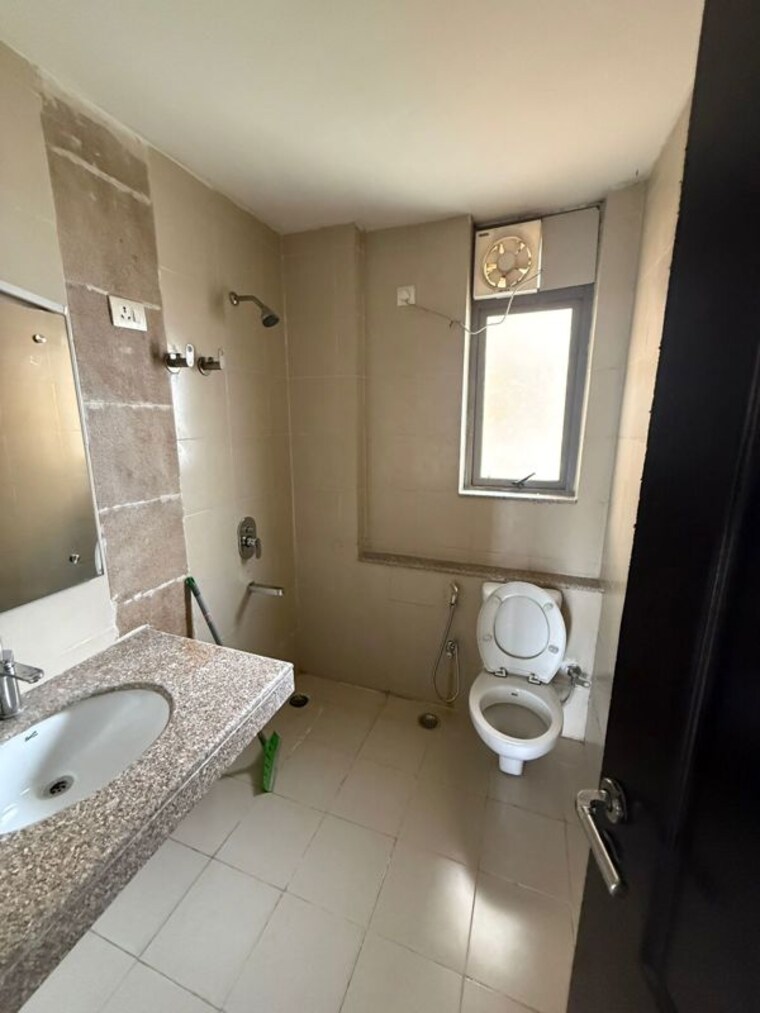 Bathroom, unitech-uniworld-gardens-2 3 Bedroom 1355 Sq.Ft. Apartment In Sector 47 Gurgaon 10668131