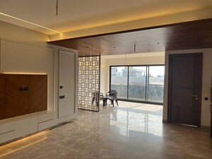 Room in 5 BHK Independent House at Sector 17 – for Sale