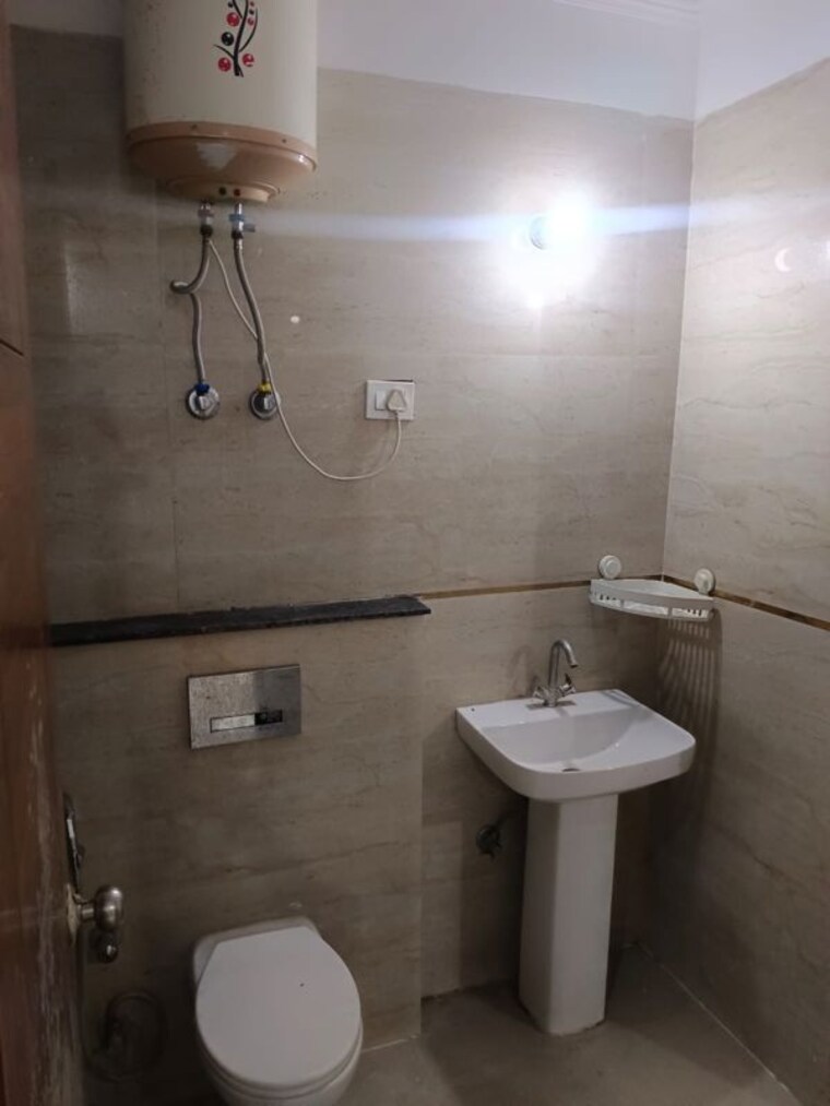 Bathroom, vasant kunj 2 Bedroom 900 Sq.Ft. Apartment In Vasant Kunj Delhi 10668197