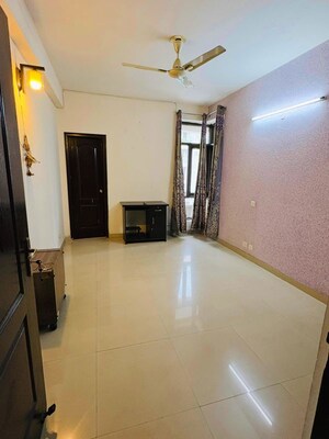 Room in 3 BHK Apartment at Jaipurias Sunrise Greens Zirakpur, Vip Road – for Rent