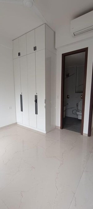 Room in 3.5 BHK Apartment at Smart World Orchard, Sector 61 – for Rent