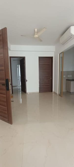 Room in 3.5 BHK Apartment at Smart World Orchard, Sector 61 – for Rent