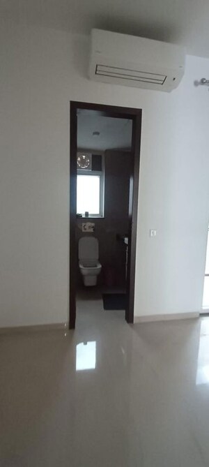 Room in 3.5 BHK Apartment at Smart World Orchard, Sector 61 – for Rent