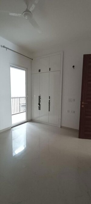 Room in 3.5 BHK Apartment at Smart World Orchard, Sector 61 – for Rent
