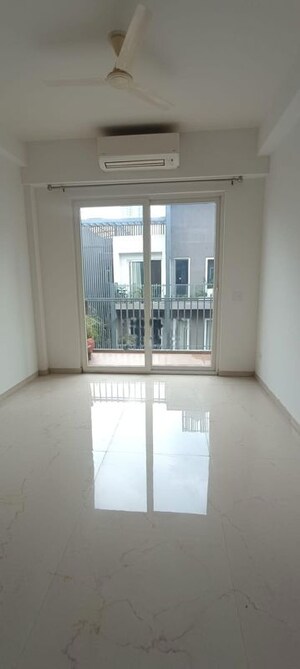 Room in 3.5 BHK Apartment at Smart World Orchard, Sector 61 – for Rent