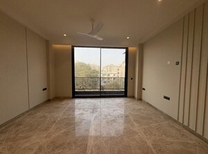 Room in 3 BHK Builder Floor at Sector 21 – for Rent