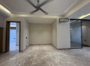 Room in 3 BHK Builder Floor at Sector 21 – for Rent