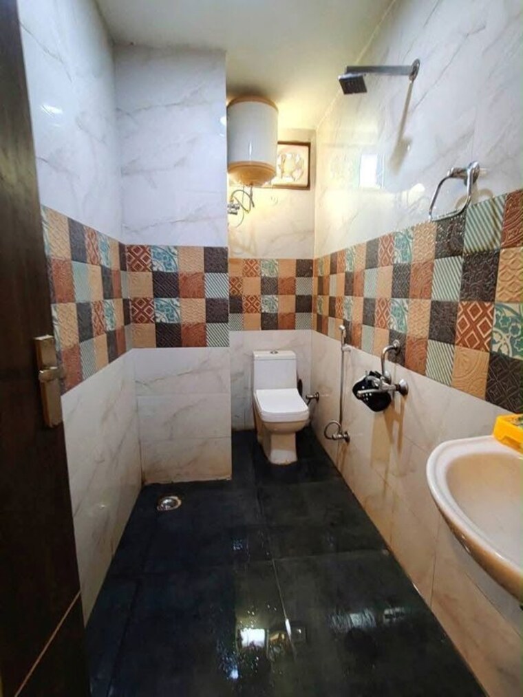 Bathroom, saket 2 Bedroom 850 Sq.Ft. Builder Floor In Saket Delhi 10668336