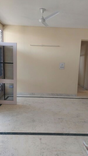 Room in 3 BHK Builder Floor at Sector 21 – for Rent