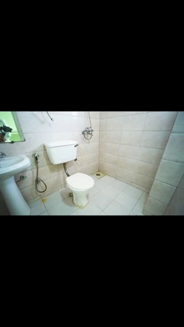 Bathroom, gaur-city-6th-avenue 2.5 Bedroom 1175 Sq.Ft. Apartment In Sector 4 Greater Noida Greater Noida 10668406