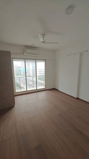 Room in 3.5 BHK Apartment at Sunteck Signia Pearl, Bandra Kurla Complex – for Rent