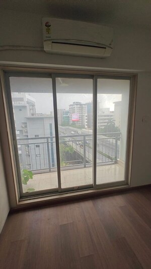 Room in 3.5 BHK Apartment at Sunteck Signia Pearl, Bandra Kurla Complex – for Rent