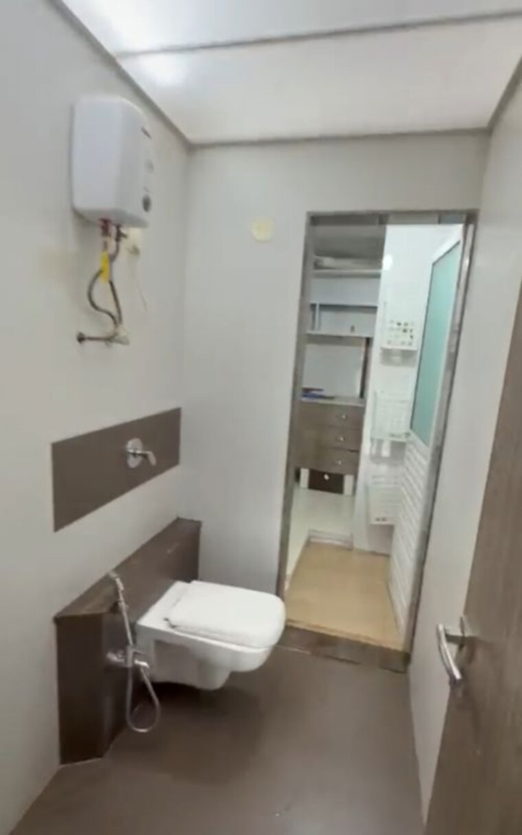 Bathroom, big-splash 2.5 Bedroom 750 Sq.Ft. Apartment In Vashi Sector 17 Navi Mumbai 10668491