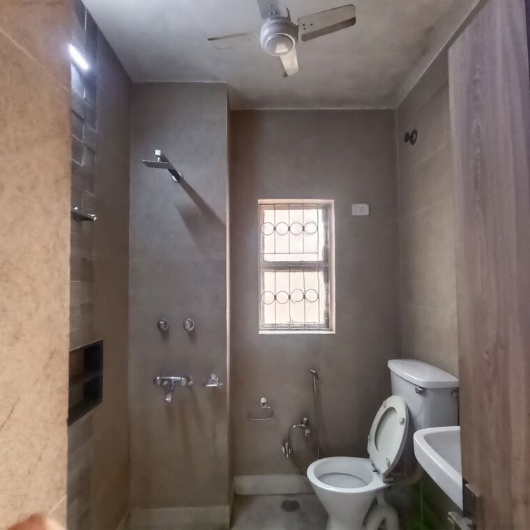 Bathroom, kalkaji 3 Bedroom 1800 Sq.Ft. Builder Floor In Kalkaji Delhi 10668479