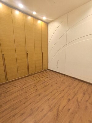 Room in 3 BHK Apartment at Prithviraj Road – for Rent