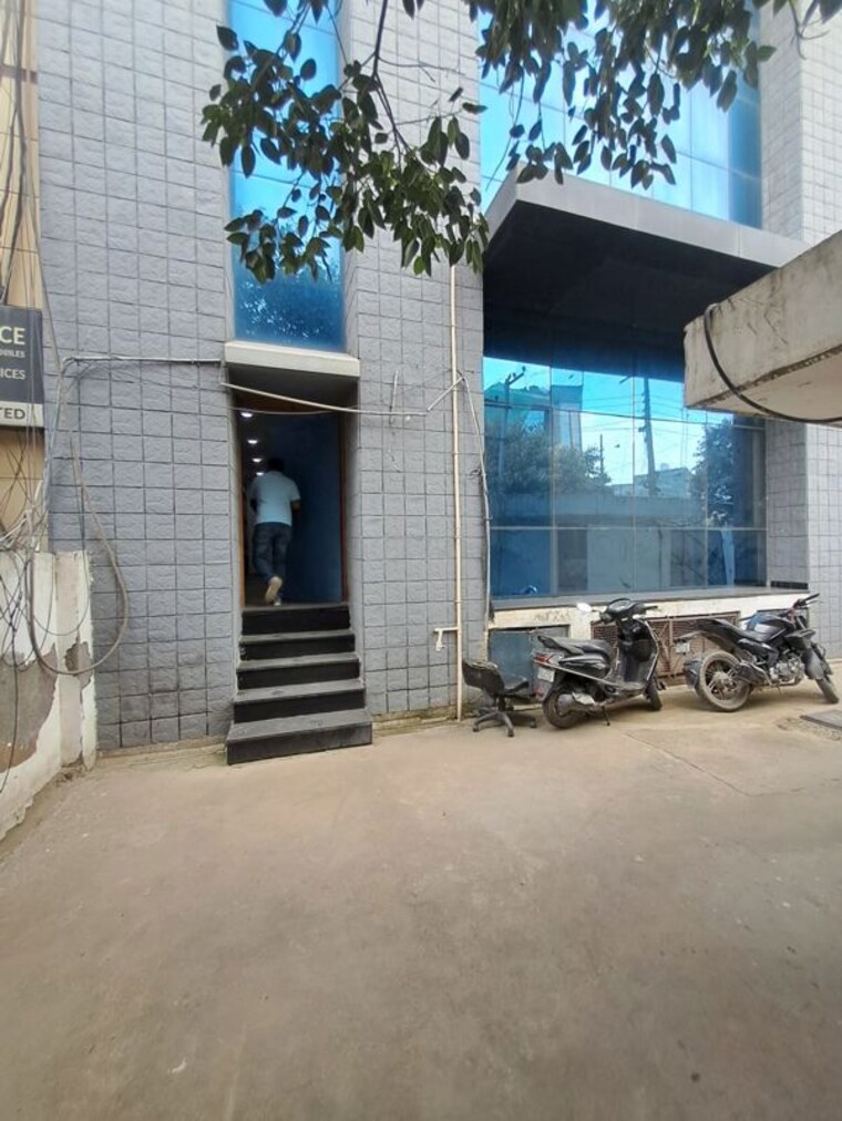  Parking, sector 63 Commercial Office Space 2500 Sq.Ft. In Sector 63 Noida 10668617