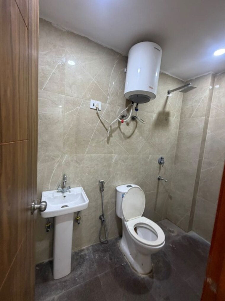 Bathroom, chattarpur 2 Bedroom 850 Sq.Ft. Builder Floor In Chattarpur Delhi 10668653