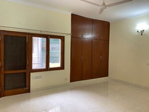 Room in 4 BHK Apartment at Greater Kailash I – for Rent