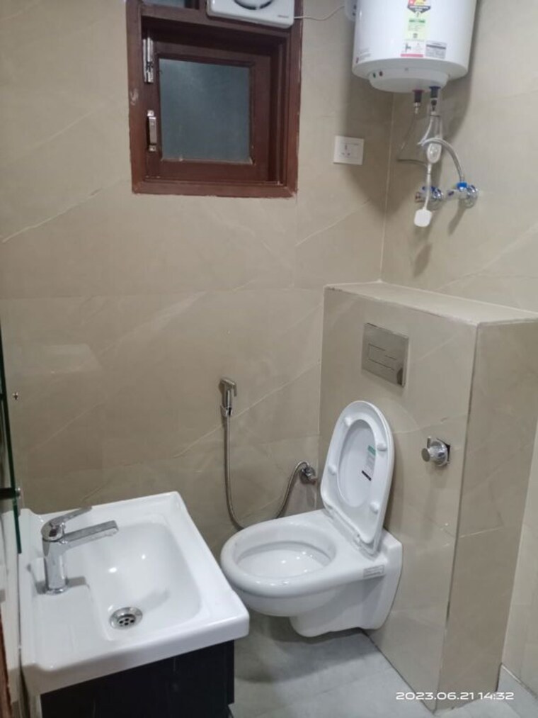 Bathroom, vasant kunj 3 Bedroom 1300 Sq.Ft. Apartment In Vasant Kunj Delhi 10668677