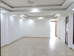 Room in 4 BHK Apartment at Vasant Kunj – for Rent