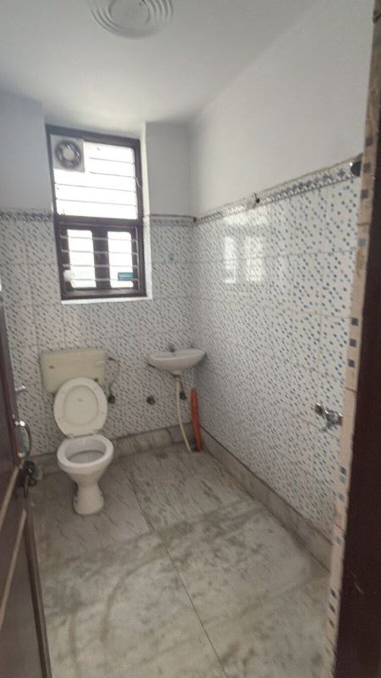 Bathroom, sector 15 ii 2 Bedroom 2000 Sq.Ft. Builder Floor In Sector 15 ii Gurgaon 10668628