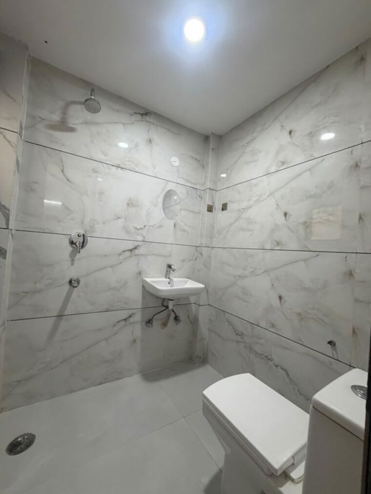 Bathroom, chattarpur 2 Bedroom 850 Sq.Ft. Builder Floor In Chattarpur Delhi 10668713