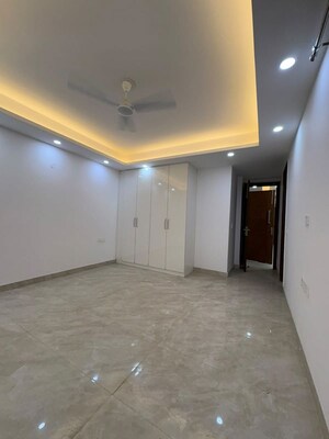 Room in 4 BHK Apartment at Saket – for Rent