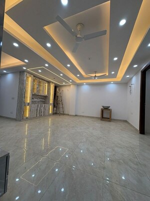 Room in 4 BHK Apartment at Saket – for Rent