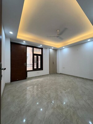 Room in 4 BHK Apartment at Saket – for Rent