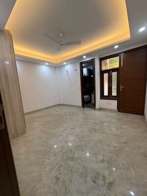 Room in 4 BHK Apartment at Saket – for Rent