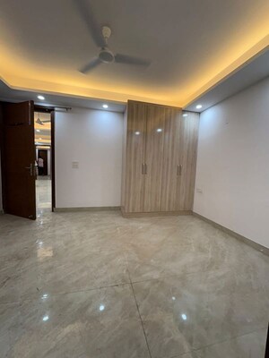Room in 4 BHK Apartment at Saket – for Rent