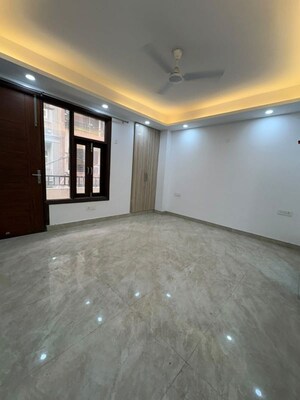 Room in 4 BHK Apartment at Saket – for Rent