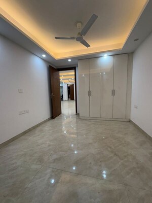 Room in 4 BHK Apartment at Saket – for Rent