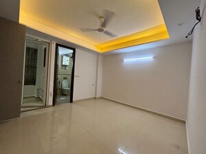 Room in 4 BHK Apartment at Saket – for Rent