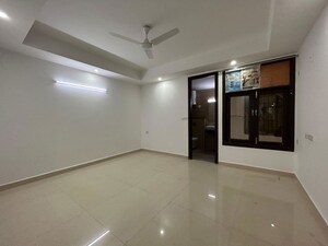 Room in 4 BHK Apartment at Saket – for Rent