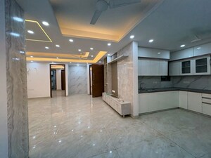 Room in 4 BHK Apartment at Saket – for Rent