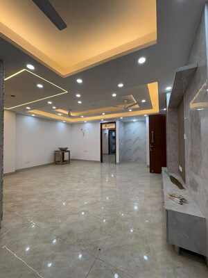 Room in 4 BHK Apartment at Saket – for Rent