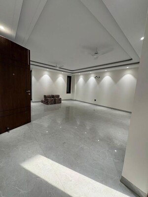Room in 4 BHK Apartment at Saket – for Rent