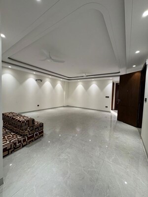 Room in 4 BHK Apartment at Saket – for Rent