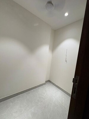 Room in 4 BHK Apartment at Saket – for Rent