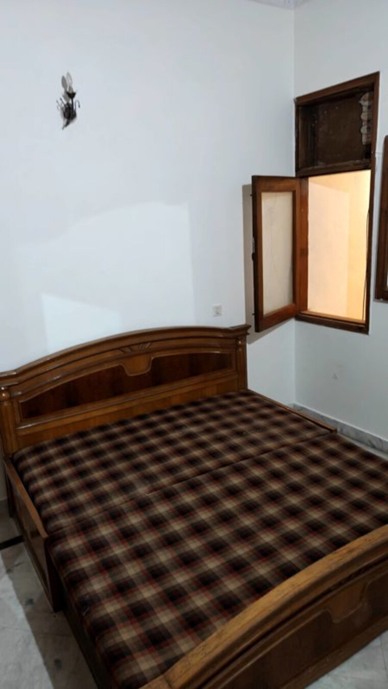 Bedroom, state bank colony 3 Bedroom 1800 Sq.Ft. Builder Floor In State Bank Colony Delhi 10668801