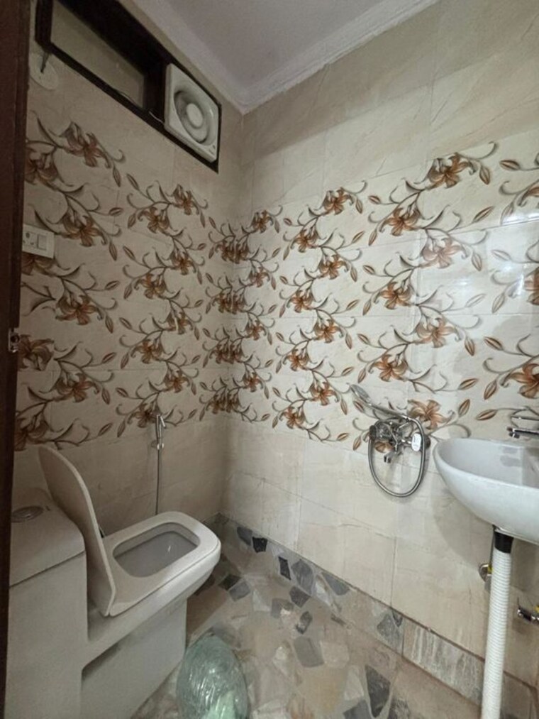 Bathroom, govindpuri 3 Bedroom 90 Sq.Yd. Builder Floor In Govindpuri Delhi 10668871