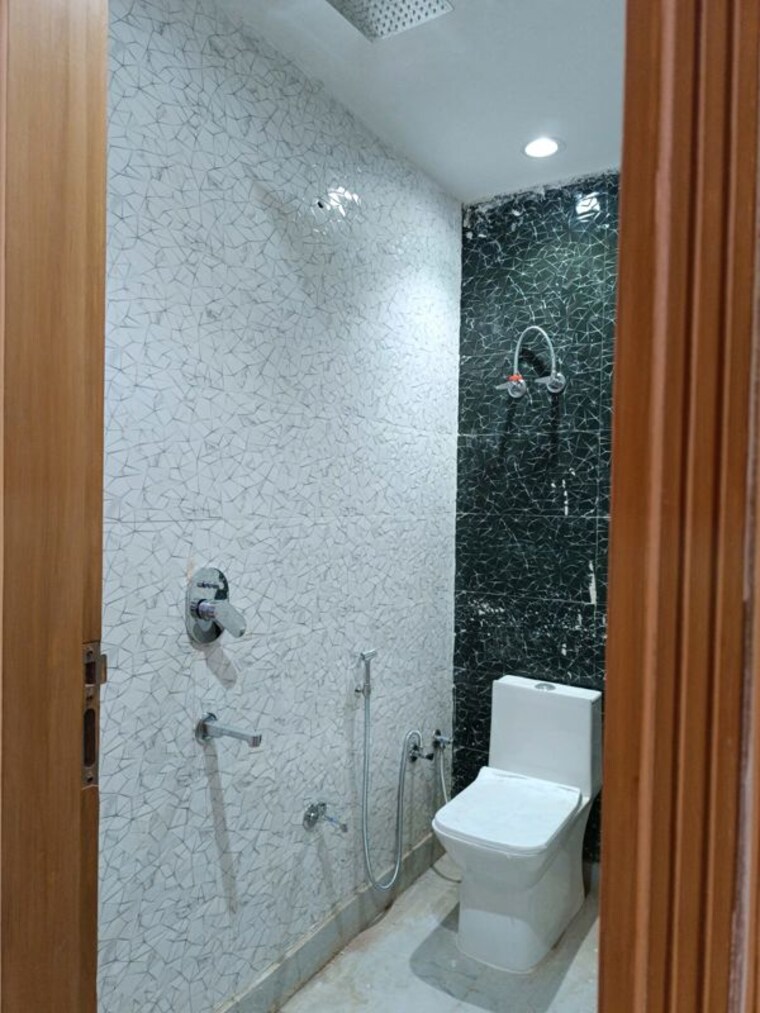 Bathroom, govindpuri 2 Bedroom 75 Sq.Yd. Builder Floor In Govindpuri Delhi 10668886